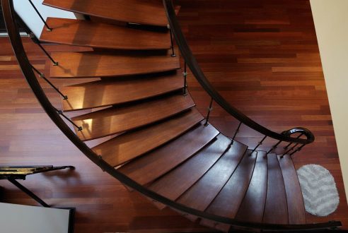 Finitions durables pour protéger et embellir votre escalier