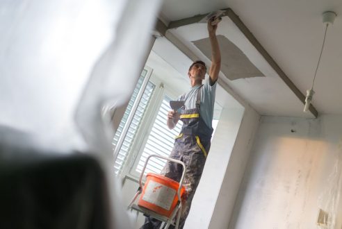 Le nettoyage du plafond après des travaux de rénovation : Les étapes essentielles à suivre
